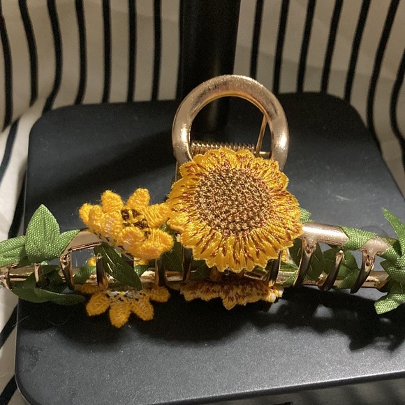 Sunflower hair clip - Picture 2 of 3